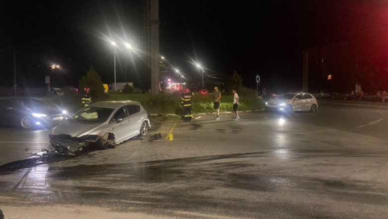 FOTO. Trei raniti, dupa ce masina in care se aflau a trecut peste scuarul dintr-un sens giratoriu Imagine
