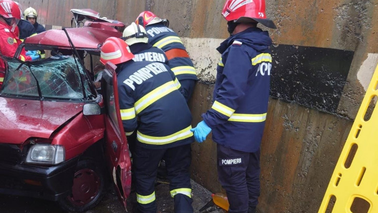 FOTO. Un barbat a murit dupa ce masina pe care o conducea a derapat si a fost lovita de un TIR care venea din sens opus Imagine