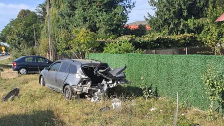 FOTO. Un barbat a murit si altul a fost ranit intr-un accident in care au fost implicate trei autoturisme Imagine