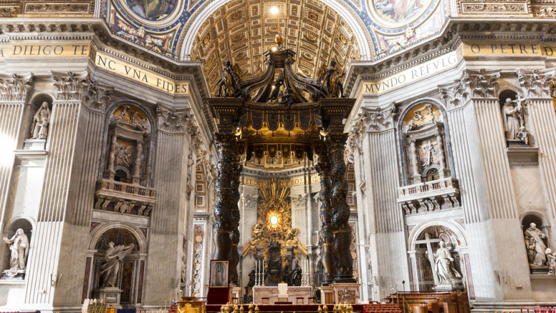 FOTO. Un barbat s-a dezbracat in Bazilica Sf. Petru din Vatican si s-a urcat complet gol pe altarul principal Imagine