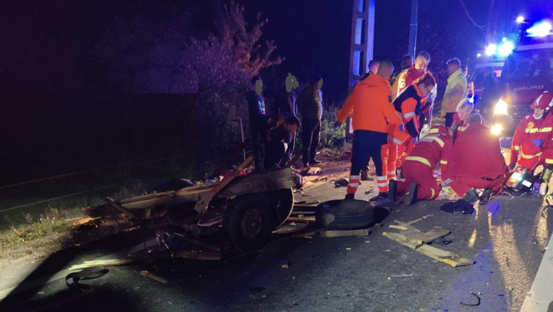 FOTO. Un copil a murit si doua persoane au fost ranite in coliziunea dintre un autoturism si o caruta Imagine