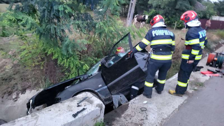 FOTO. Un copil de un an si doi adulti au murit dupa ce masina in care se aflau s-a rasturnat in afara drumului Imagine