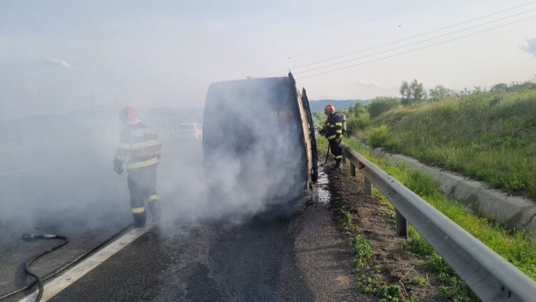 FOTO. Un microbuz in care se aflau 9 persoane a luat foc pe autostrada A1 Imagine