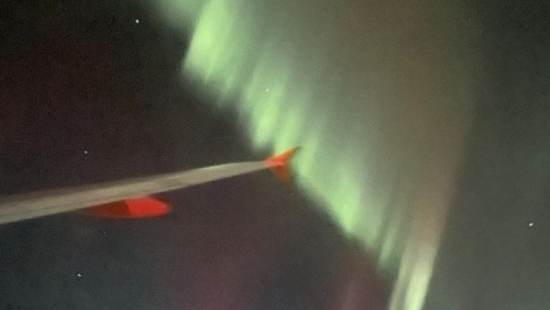 FOTO Un pilot a intors avionul astfel incat pasagerii sa poata admira aurora boreala pe cerul din Marea Britanie Imagine