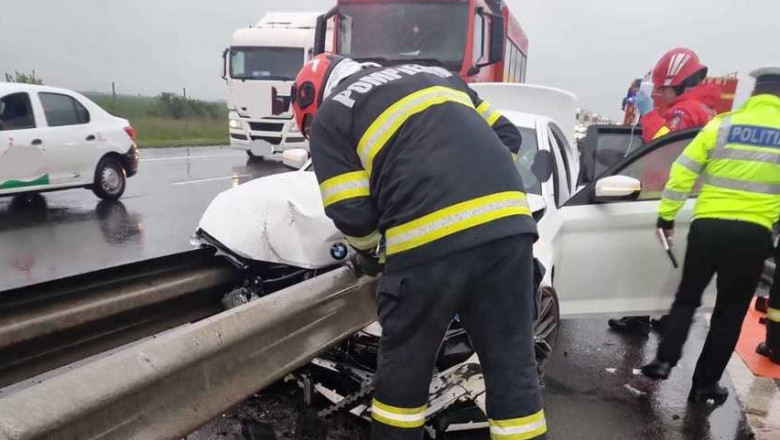 FOTO. Un sofer a murit dupa ce a intrat cu masina in parapetul metalic dintre sensurile de mers ale A1 Imagine