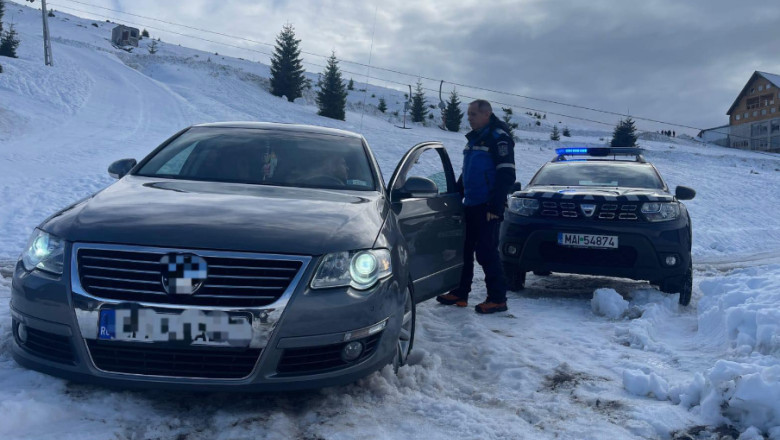 FOTO. Un turist a intrat cu masina pe partie ca sa-si lase bagajele in fata hotelului Imagine