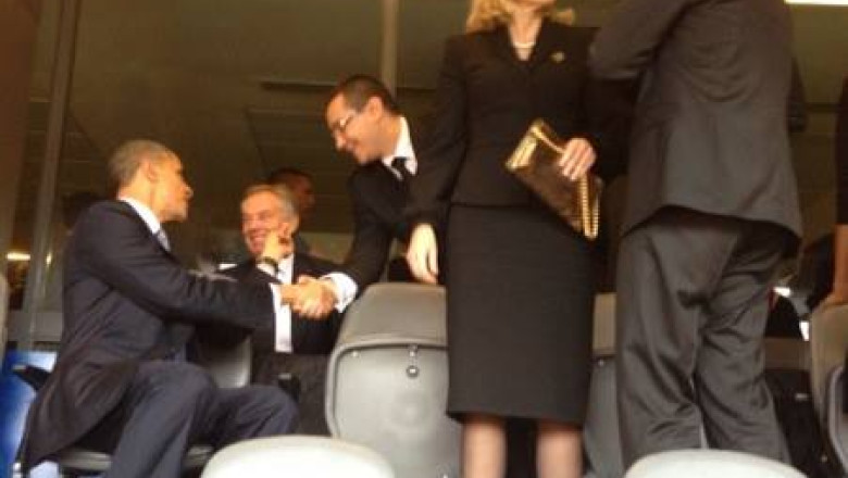 FOTO. Victor Ponta a dat mana cu Barack Obama Imagine