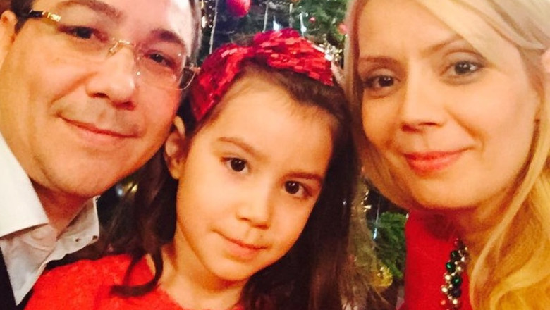 FOTO. Victor Ponta, fotografie de Craciun cu familia Imagine