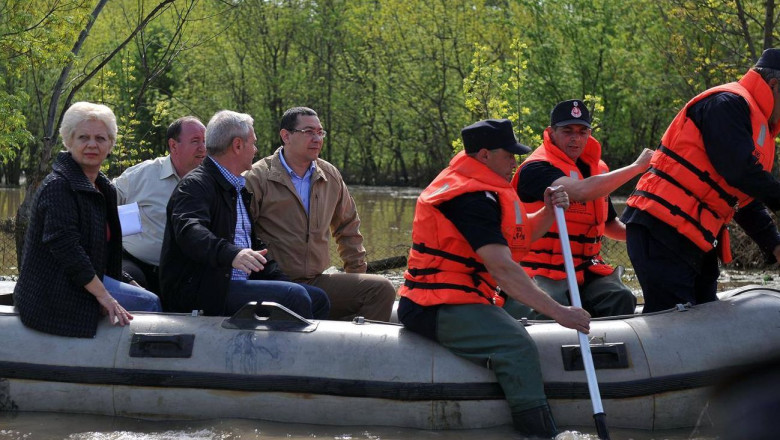 FOTO. Victor Ponta si Liviu Dragnea au vizitat sinistratii din Teleorman cu barca. Localnicii le-au facut reprosuri Imagine