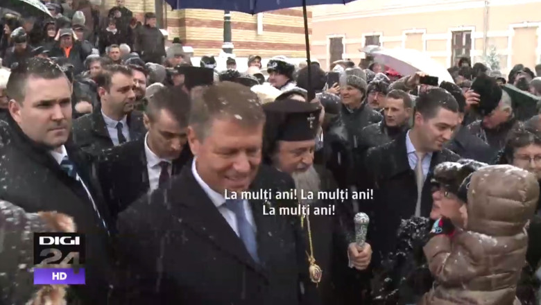 FOTO VIDEO. Klaus Iohannis, in mijlocul multimii, dupa slujba de la Catedrala Ortodoxa Imagine