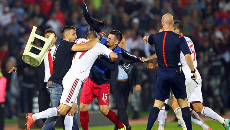 FOTO VIDEO. Partida Serbia - Albania a fost suspendata dupa ce jucatorii s-au luat la bataie pe teren Imagine