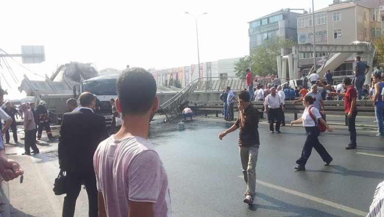 FOTO VIDEO. Pasarela prabusita la Istanbul. Un om a murit si alti patru au fost grav raniti Imagine
