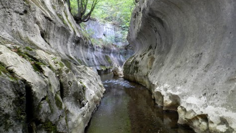FOTO VIDEO Pestera Bolii si Canionul carstic de la Banita, bogatii ale tarii Hategului Imagine
