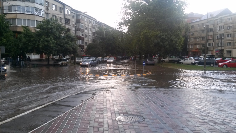 FOTO/VIDEO. Rupere de nori in Oradea. Zeci de strazi si subsoluri au fost sub apa Imagine