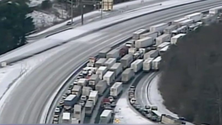 FOTO VIDEO. Sudul Statelor Unite, paralizat de ninsori si polei. O femeie a nascut in masina Imagine