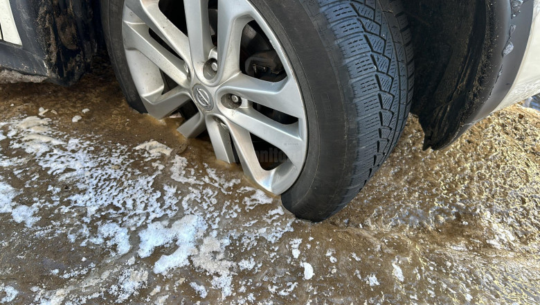 FOTO. Zeci de oameni din Suceava s-au trezit cu masinile blocate in gheata dupa o avarie la reteaua de apa Imagine