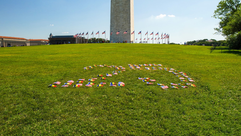 FOTO. Ziua Parteneriatului Strategic Romania - SUA, marcata de Ambasada Romaniei printr-un semn grafic in inima capitalei americane Imagine