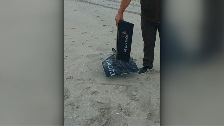 Fragmente de drona gasite pe plaja Vadu din Constanta, in timpul unei actiuni de igienizare Imagine