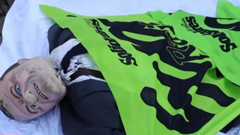 Francezii au dat foc la baricade de lemn pe drumuri si "l-au pus" pe Macron pe sinele de tren. 320 de proteste sunt anuntate azi Imagine