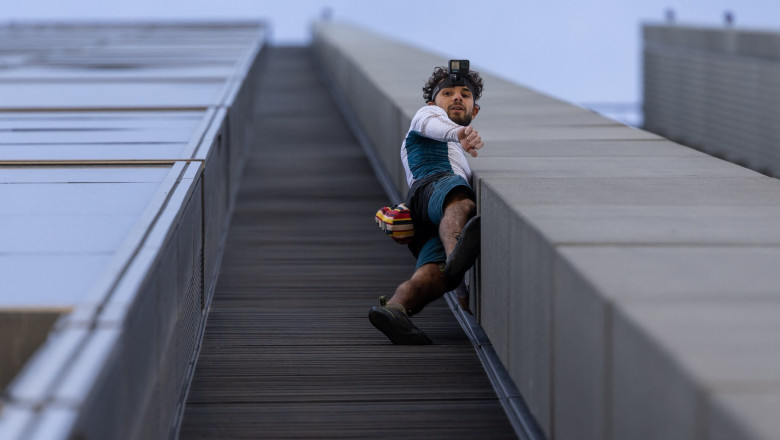 Francezul Titouan Leduc arestat in timp ce escalada cu mainile goale cel mai inalt zgarie-nori din UE. „Fie ajungi in varf, fie cazi” Imagine