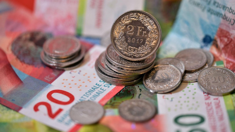 Francul elvetian a depasit cotatia euro si e la un pas de 5 lei Imagine