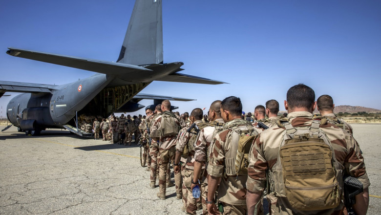 Franta a inchis ultima sa baza militara din Ciad. Ce alta tara negocieaza plecarea francezilor si rol joaca Rusia Imagine