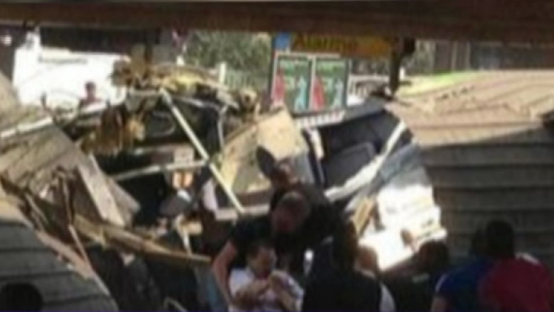 Franta: Sase morti si 30 de raniti in urma deraierii unui tren in apropierea Parisului Imagine