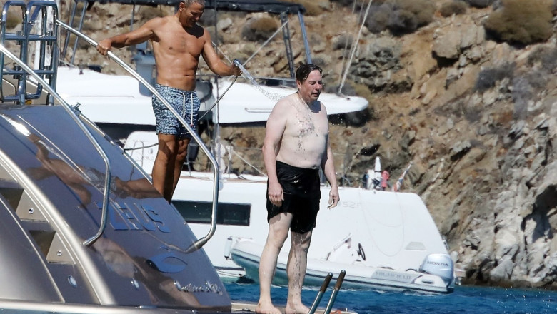 Frenezie online dupa ce Elon Musk a aparut la bustul gol in Mykonos. Reactia miliardarului: „Ar trebui sa-mi dau jos camasa mai des” Imagine