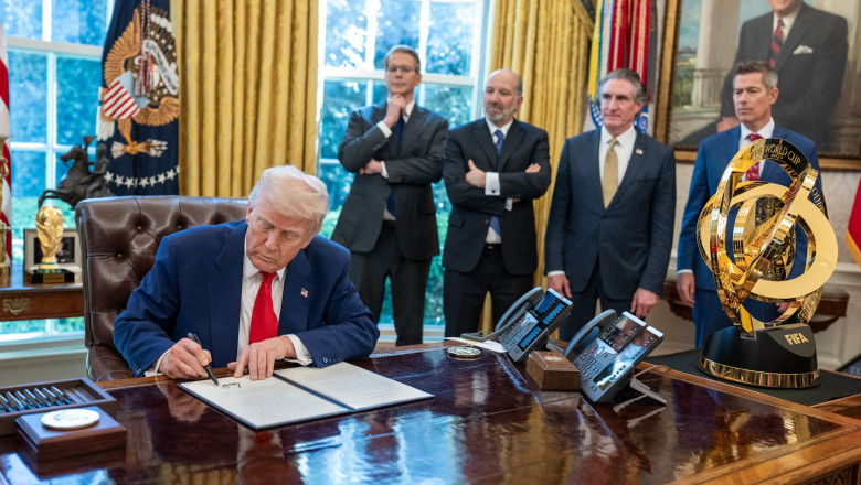 Frictiuni privind tarifele in echipa de consilieri miliardari de la Casa Alba. Cine a reusit sa castige increderea lui Donald Trump Imagine