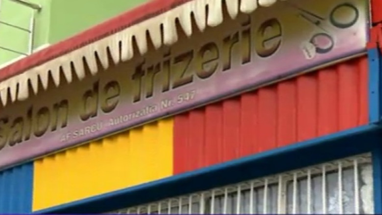 Frizeria tricolora. Un barbat din Roman si-a vopsit frizeria in culorile drapelului Imagine