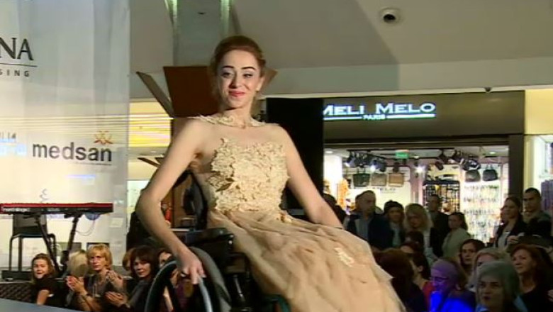 Frumoase in scaun cu rotile Imagine