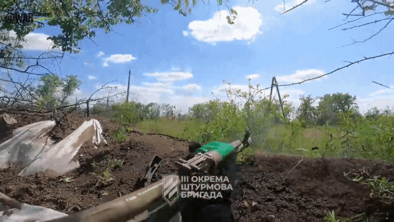 „Fug rusii! Unde fugiti, nenorocitilor? Trageti in ei!” Noi imagini cu luptele dure din transee dintre soldatii ucraineni si cei rusi Imagine