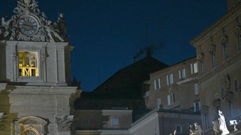 Fum negru la Vatican: Cardinalii nu au ajuns la consens. Conclavul continua pentru alegerea noului papa Imagine