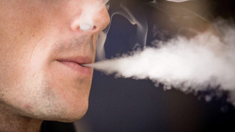 Fumatul si tigarile electronice, interzise in spatiile publice exterioare la nivelul UE. Ce state vor sa implementeze legislatia Imagine