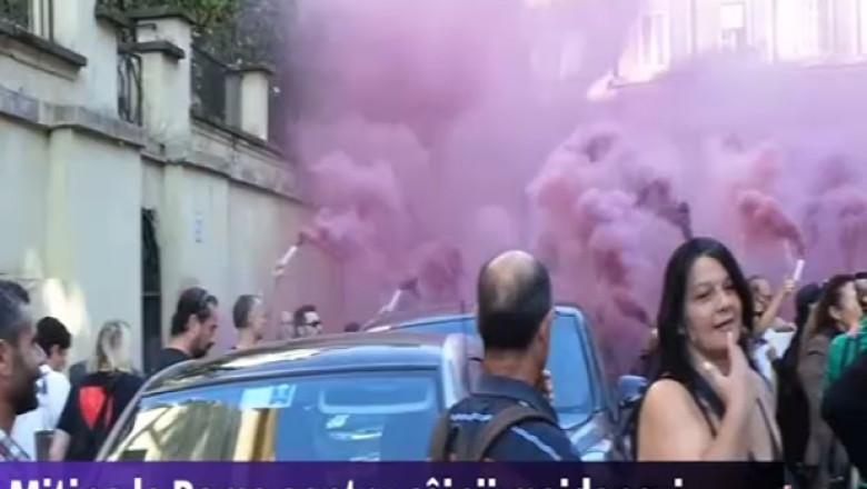 Fumigene aruncate in curtea Ambasadei Romaniei la Roma, in timpul unui protest fata de eutanasierea cainilor Imagine