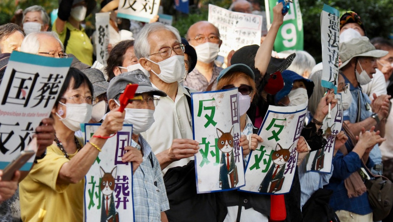 Funeraliile exorbitante pentru fostul premier Shinzo Abe starnesc furie in Japonia. Mii de oameni protesteaza in timpul ceremoniilor Imagine