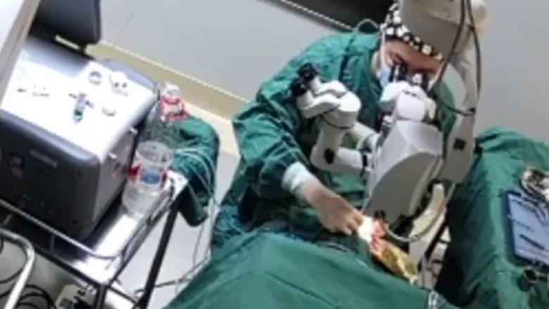 Furie in China dupa ce un chirurg a fost filmat lovindu-si pacientul cu pumnul in cap in timpul operatiei Imagine