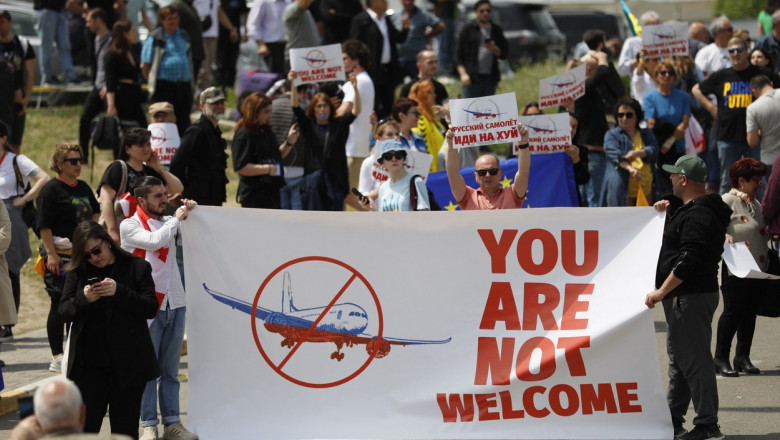 Furie in Georgia, dupa reluarea zborurilor directe cu Rusia. Prima cursa a fost intampinata de protestatari: "Nu sunteti bineveniti!" Imagine