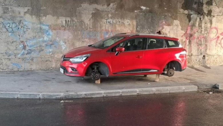 Furt de cauciucuri, metoda Timisoara: Hotii au luat rotile si au lasat in loc caramizi Imagine