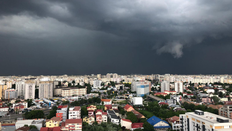 Furtuna a doborat copaci si a inundat mai multe strazi in Bucuresti Imagine