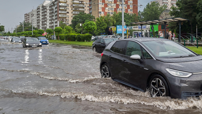 Furtuna care a inundat Capitala, semn al schimbarilor climatice. Roxana Bojariu: „Nu vom scapa de ploi”. Ce urmeaza saptamana viitoare Imagine