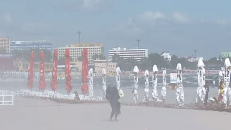 Furtuna de nisip la malul marii. Vantul a batut cu 75 de kilometri pe ora Imagine