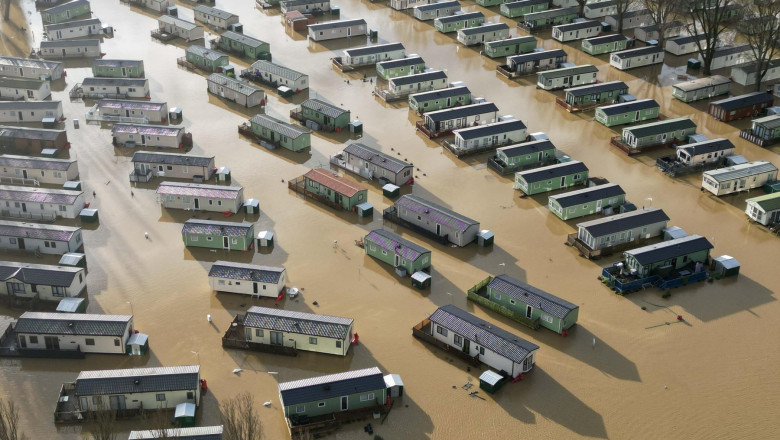 Furtuna Henk face ravagii in Marea Britanie. Un mort, sute de avertizari de inundatii. Avioanele abia au aterizat la vant de 110 km/ora Imagine