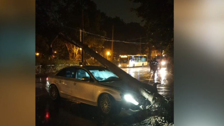 Furtuna in Bucuresti: Mai multi copaci au fost rupti de vant, iar o masina a derapat pe soseaua uda si a rupt un stalp Imagine