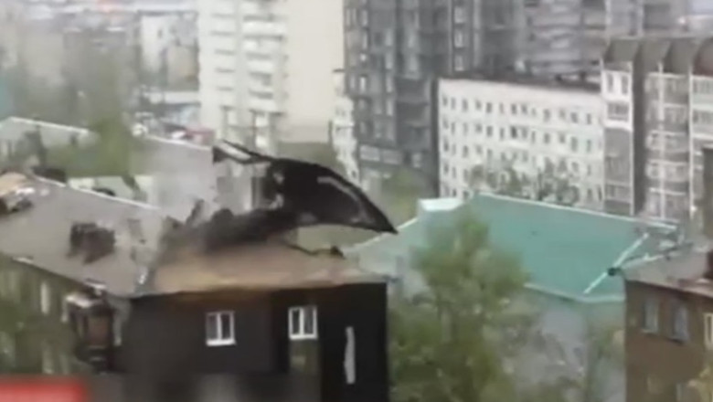 Furtuna in sud-estul Rusiei. Zeci de acoperisuri au fost luate pe sus de vantul puternic Imagine