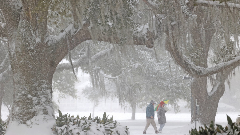Furtuna istorica de zapada in SUA: patru oameni considerati a fi ucisi de frig. Stare de urgenta in mai multe state Imagine