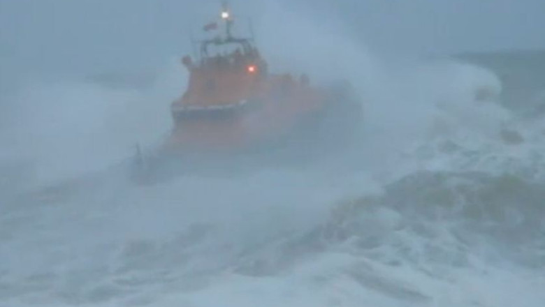 Furtuna Saint Jude a perturbat traficul feroviar si aerian din Marea Britanie. Un baiat de 14 ani este dat disparut Imagine