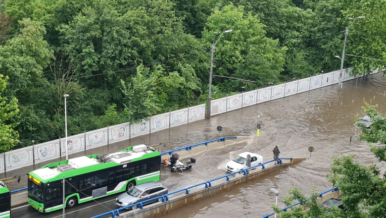 Furtuna violenta in Bucuresti si Ilfov. Mall inundat, oameni evacuati si strazi sub ape. Doua persoane, luate de viitura Imagine
