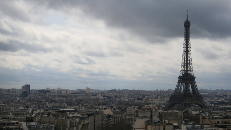 Furtuni violente in Franta. Cerul Parisului s-a intunecat brusc, sudul tarii a fost lovit de grindina Imagine