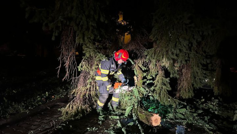Furtunile au facut ravagii in aproape toata tara. Mai multe case au fost inundate, iar zeci de localitati au ramas fara curent electric Imagine